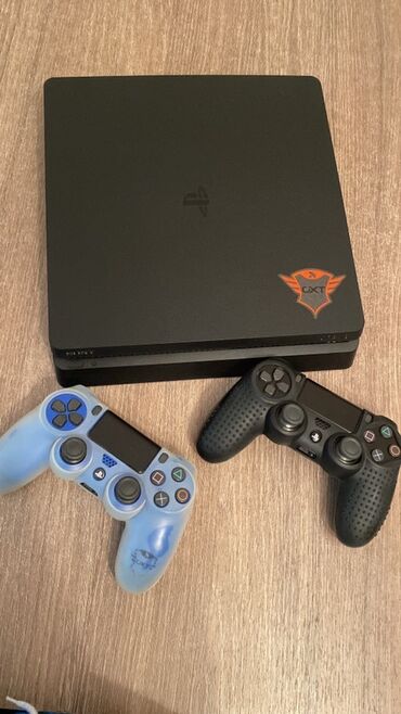 little black dress qiymeti: Qara rəngli PlayStation 4 slim oyun konsolu. Komplektə iki ədəd