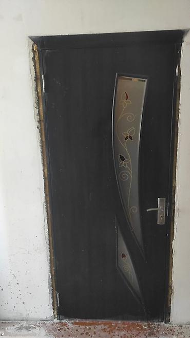 qara un: Qapı – dekorativ şüşə panelli, tünd rəngli model - Material: metal — 2