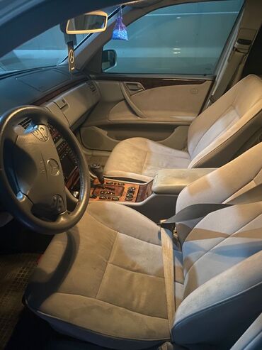 Mercedes-Benz: Mercedes-Benz E 320: 3.2 l | 2000 il Sedan — 5