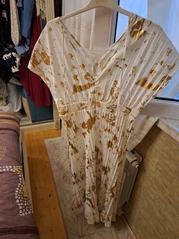 Gündəlik donlar: Ağ rəngdə, qara çiçək naxışlı, uzunqol qadın midi donu. Donun V — 8