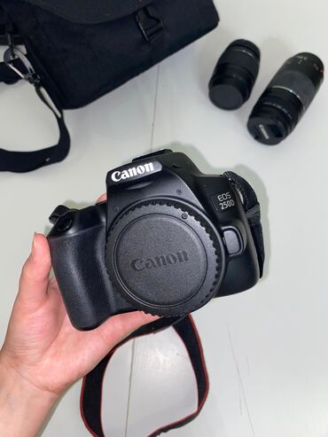 плёночный фотоаппарат: Canon EOS 250D, также известный как Canon Rebel SL3, — это легкая и