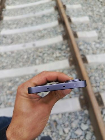 dinamik ev: Smartfon – tam ekranlı, ön kameraya görə mərkəzdə deşikli displey - — 2