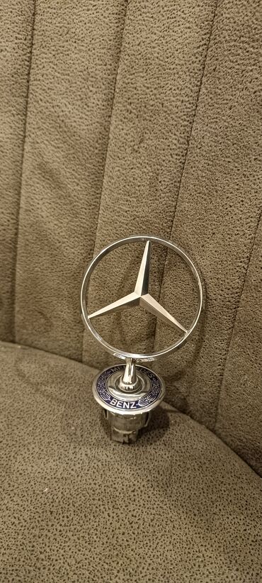 зеркало для автомобиля: Mercedes-Benz avtomobilləri üçün nəzərdə tutulmuş xrom örtüklü kapot