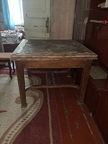 odun taxta: 📝 Təsvir: Satılır SSR dövrünə aid möhkəm taxta masa. Təbii ağacdan — 2