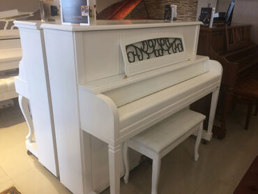 piano royal: Akustik piano. Royal Musiqi Aletleri salonu sizlere genish
