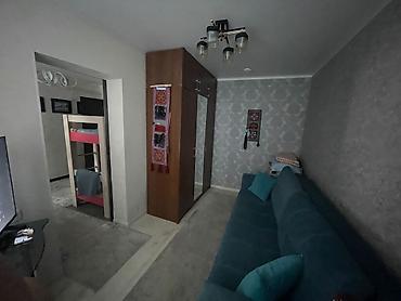 Продажа комнат: Дом 5 комн. - Большая гостиная: светлые стены с фактурными обоями — 15