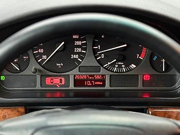 Другие детали салона: BMW — интерьер бизнес-класса с классическим оформлением и богатыми — 12