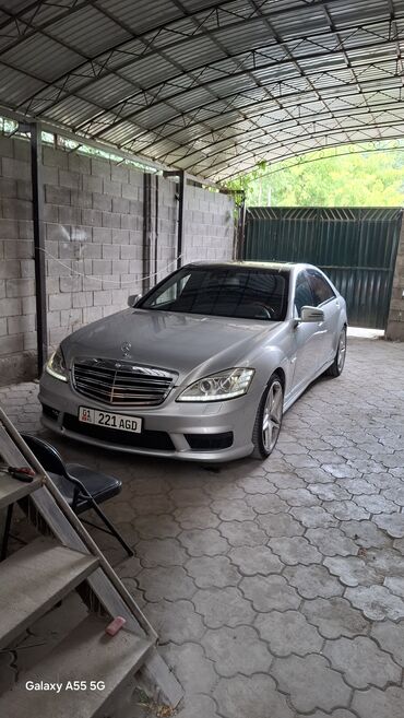 мерседес в класс: Серебристый седан Mercedes-Benz S-класса с элегантным дизайном