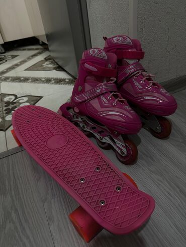 penny board skeytləri: Çəhrayı rəngdə olan bu skeytbord və inline konkisi dəsti aktiv