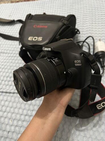 Фотоаппараты: Продаю Canon 1200d исключительного состояния. Пробег 11000+-