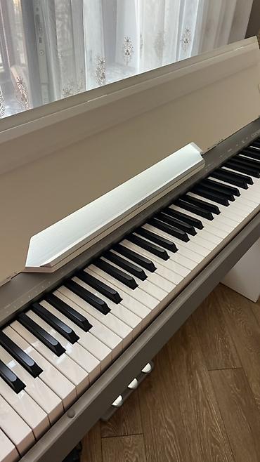 medeli: Medeli rəqəmsal piano – elegant ağ/gümüş korpus və qapaqlı konsol — 7