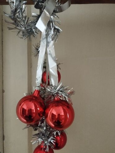 Ёлочные шары и украшения: Продаю новогодние игрушки. - Красные глянцевые шарики разных размеров — 9