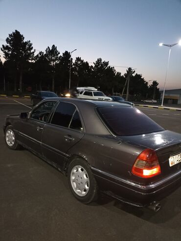 мерс 200 с: Седан Mercedes-Benz C-класса, модель W202, представлен в тёмно-сером