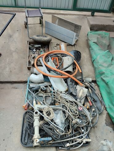отдам строительный мусор: Разберали гараж для электрики сантехники и много разного обмен на 5 кг