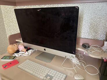 Qaşıqlar: IMac stolüstü kompüteridir. Geniş 27 düymlük ekranı yüksək 2560 x 1440
