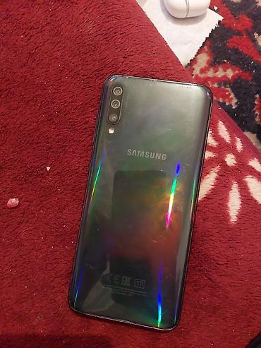 Samsung Galaxy A70 (SM-A705FN/DS) обоен есть - Дисплей: 6.7", Super
