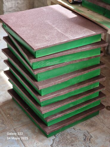 Arı yeşikləri: Ari Yenşikləri satilir 2mərtəbə 10ramka 23sm 90azn 1mərtəbə 60azn — 6