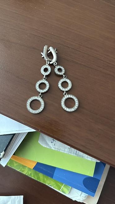 Bijuteriya: Zircon daşlarla bəzədilmiş gümüş rəngli sallantılı sırğa - Dizayn — 1