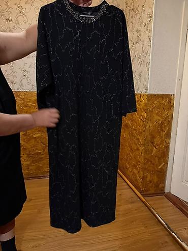 Женская одежда: Элегантное черное платье прямого силуэта с длинным рукавом. Модель — 2
