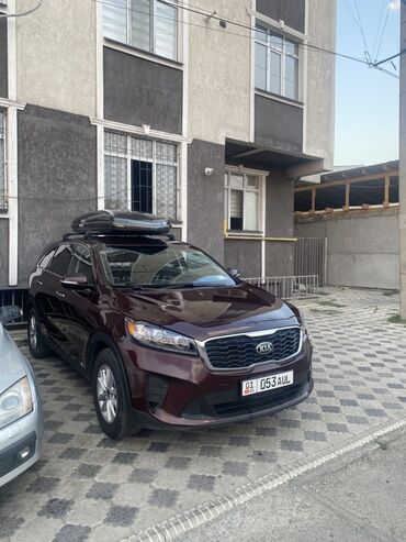 спрей скорая помощь: Кроссовер Kia Sorento глубокого вишневого цвета. Автомобиль оснащен