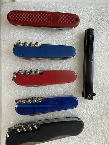 ножны: Набор многофункциональных складных ножей, включающий модели Victorinox — 2