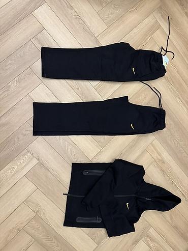 pull bear: Черный спортивный комплект Nike: худи на молнии с капюшоном и брюки — 1