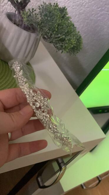 Aksesoari za kosu: Krune sve po 1400din na lalafo.rs — 14 Aksesoari za kosu: Krune sve po 1400din — 14