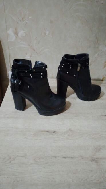 детские вратарские перчатки: Размер: 37, цвет - Черный, Б/у