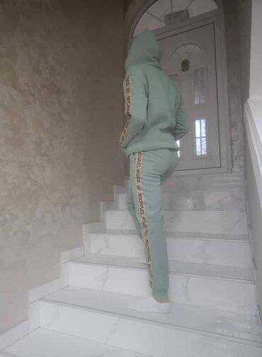 Gornji i donji deo: Ženske Futrovane trenerke 
S-xxl
4.700 din na lalafo.rs — 11 Gornji i donji deo: Ženske Futrovane trenerke 
S-xxl
4.700 din — 11