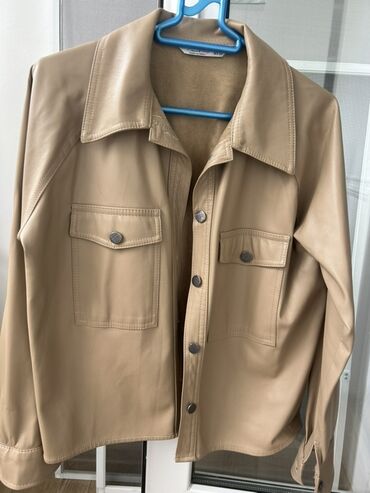 женские куртки с капюшоном: Bej rəngli dərili şaqun (shacket) – düyməli model - Material: süni