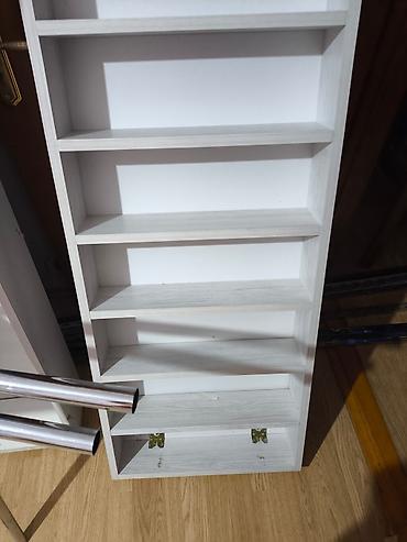 kitap rafı: Ağ-açıq boz tonlarda, taxta teksturalı divar rəfi. Dikey formadadır və — 1