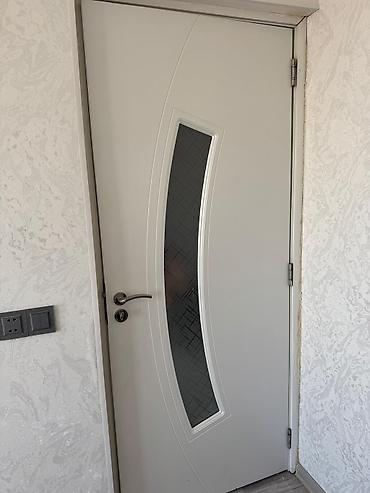 heyet qapıları: Ağ rəngli interyer qapısı - Material: MDF/laminat səth, hamar — 1