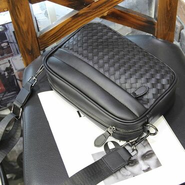 Классические сумки: Мужская сумка через плечо, черная - Формат: компактная прямоугольная — 3