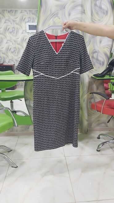 kilo ver чай: Qara-ağ xallı naxışlı qadın donu - Model: V-yalı yaxalı, qısa qollu -