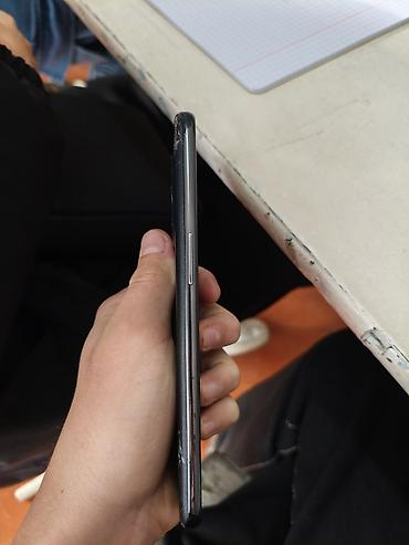 Мобильные телефоны: OnePlus (линейка Nord/10т — фирменный логотип OnePlus на задней — 3