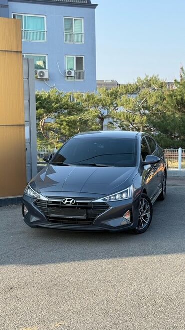 Hyundai: Серый седан Hyundai Elantra с современным дизайном. Автомобиль оснащен