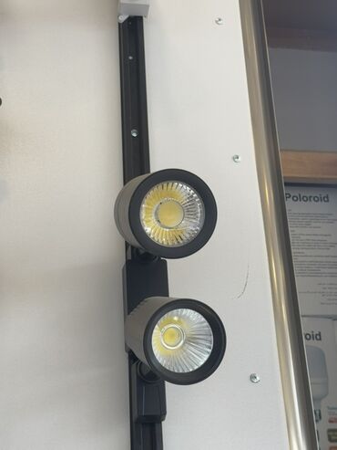 led isiqlar: İki LED işıqlandırma nöqtəsinə malik qara rəngli rels tipli projektor