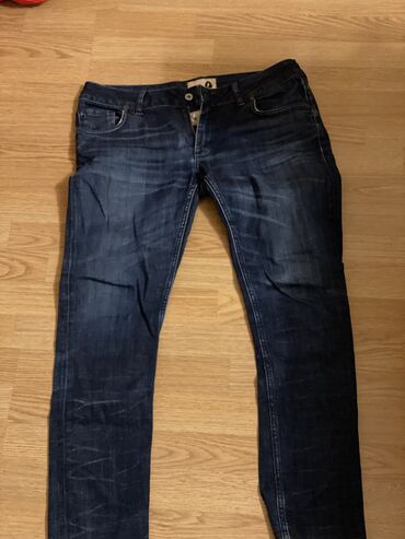 Köynəklər: Kişi köynəkləri,rubaşkaları S razmer,şalvarlar 34 razmerdilər.33 — 6