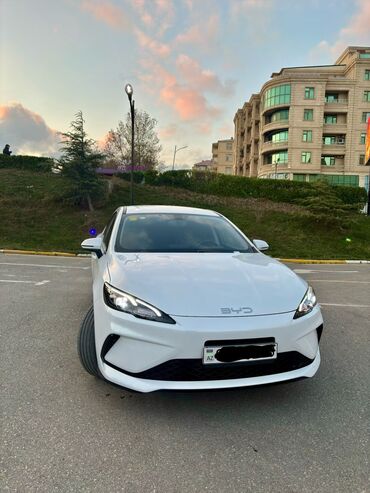 BYD: BYD Seal 0-5 DM-i sedan – ağ rəng, aerodinamik kuzovlu, arxa hissədə — 3