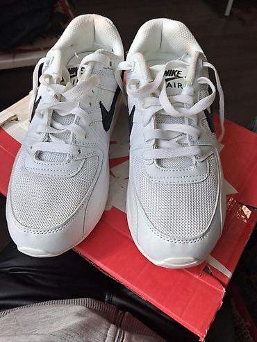 lakovane patike: Nike Air patike – bele, sa crnim Nike Swoosh logom. Gornjište — 1
