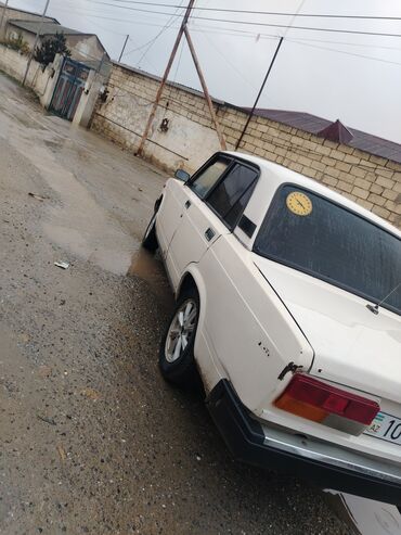 VAZ (LADA): VAZ 2107, ağ rəng, sedan gövdə. Texniki xüsusiyyətlər və təchizat: - — 4