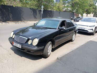 авто пракат: Черный седан Mercedes-Benz E-класса (W210) с классическим дизайном