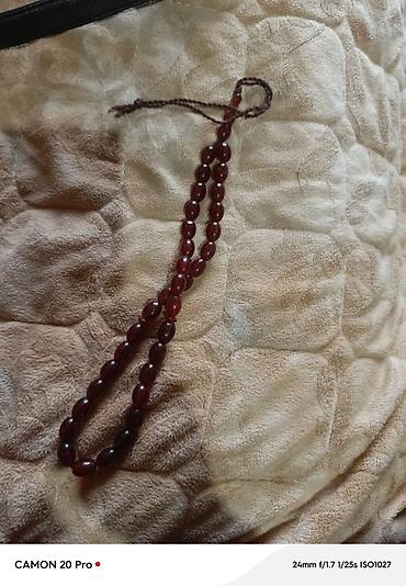 Bijuteriya: Təsbeh – qırmızı-qəhvəyi rəngdə, oval formalı muncuqlarla. - Material — 2