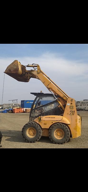 yükləyici traktor: Kompakt yükləyici (skid steer) – qabaq kovşenli, tam qapalı kabinalı — 1
