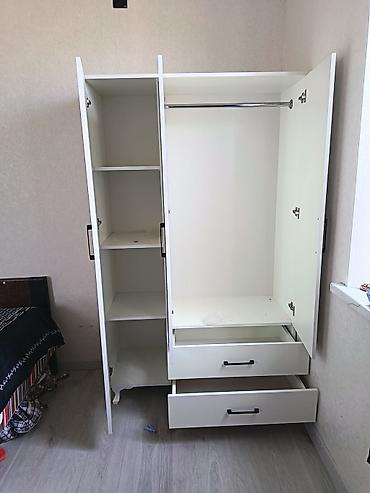 borular: Ağ rəngdə, güzgülü 4 qapılı paltar dolabı. Xüsusiyyətlər: - Ön — 5