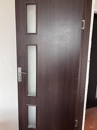 qapi bezekleri: Mebel qapısı – tünd qəhvəyi, şaquli şüşə panellərlə - Material: taxta — 3