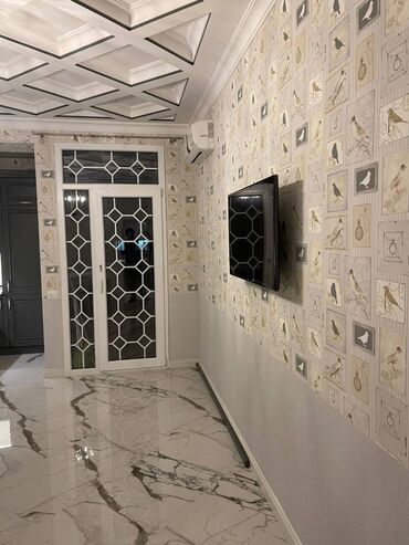 Uzunmüddətli kirayə mənzillər: Yeni təmirli. Yaşayış üçün bütün şərayət var. 2 yatağ otağı + studio — 2