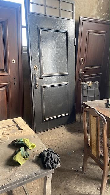 Yeni qapıdır hec bir problemi yoxdur
Eni; 1 metr 
Uzunu: 2.25