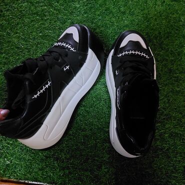 Кроссовки и спортивная обувь: Размер: 38, цвет - Черный, Новый