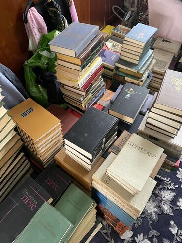 книги художественные: Продам домашнюю библиотеку. Что то около 1800 книг. Все разом
